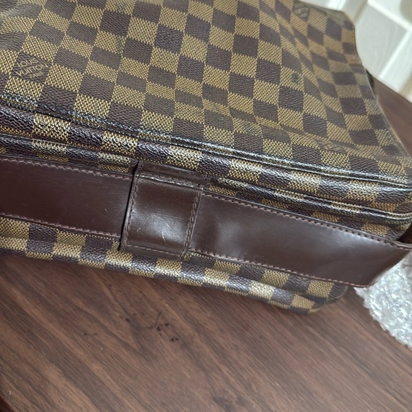 LV Messenger Bag in good condition just needs cleaning - Picture 10 of 12